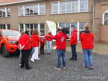 Leerlingen VIIO breien sjaals voor Sidekick Sam (Borgloon) - Het Belang van Limburg Mobile - Het Belang van Limburg