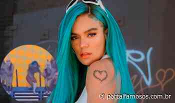 Karol G se desequilibra e leva tombo em escada durante espetáculo; veja momento - Portal Famosos Brasil