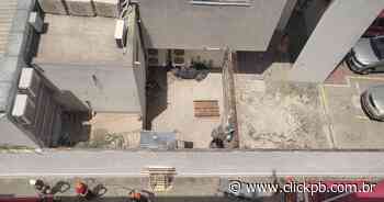 Homem cai de escada na cobertura de prédio em João Pessoa e é resgatado através de rapel por bombeiros - ClickPB