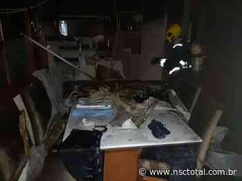 Moradoras escapam de incêndio por escada dos bombeiros em Navegantes | NSC Total - NSC Total