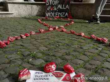 "Stop alla violenza": un drappo rosso in Comune, poi il ricordo delle vittime - ciociariaoggi.it
