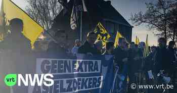 Vlaams Belang betoogt tegen asielcentrum in Lommel - VRT NWS