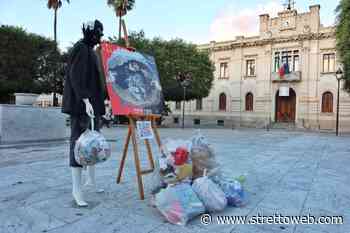 Reggio Calabria, l’opera “City Life” esposta a Piazza Italia: “è una provocazione, una critica sociale alla politica per la poca cultura in questa città” [FOTO] - Stretto web