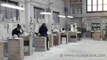 I ragazzi della scuola del marmo all'opera tra martelli e scalpelli: la mostra in Piazza delle Erbe - La Voce Apuana