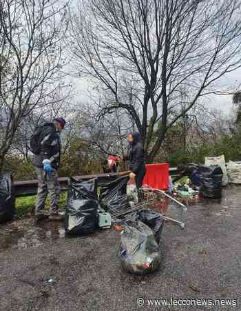 A LIERNA VOLONTARI ALL'OPERA SULLA PIAZZOLA DELLA 36 TRASFORMATA IN 'DISCARICA' - Lecconews