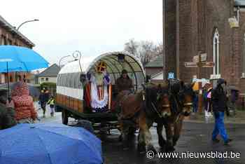 Sint rijdt met huifkar door dorpscentrum