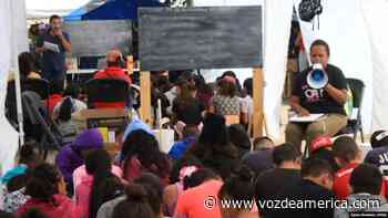 Niños migrantes asisten a escuela improvisada en frontera EE. UU. - México - Voz de América