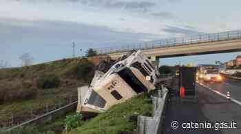 Catania, Tir finisce fuori strada: stanotte chiuso un tratto di Tangenziale per la rimozione - Giornale di Sicilia