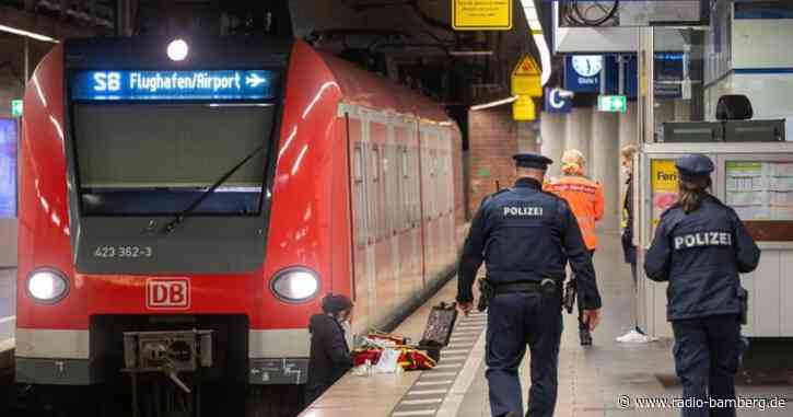 Mann in München vor S-Bahn gestoßen