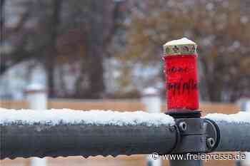 Protest vor Chemnitzer Klinikum: Grablicht gegen Impfpflicht - Freie Presse