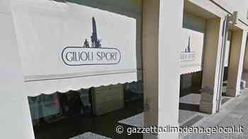 Vignola. Rapinano il negozio e poi fuggono in corriera - La Gazzetta di Modena