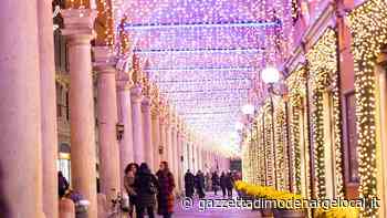 Modena. Il centro si accende tra luci e colori con l'omaggio a Pavarotti per tutta via Emilia - La Gazzetta di Modena