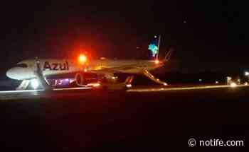 VIDEO. Pánico en la pista: azafata grita "va a explotar" y pasajeros huyen del avión - Noti Fe