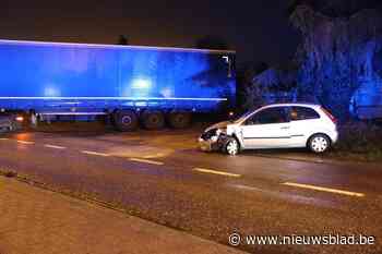 Bestuurster rijdt zich vast onder vrachtwagen op Duffelsesteenweg