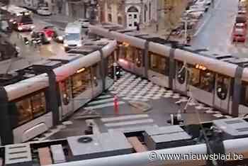 Filmpje van vier stilstaande trams op Brussels kruispunt gaat viraal