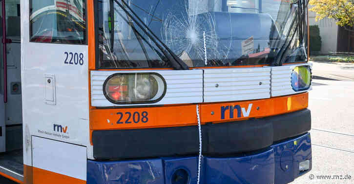Mannheim:  Autofahrer bei Kollision mit Straßenbahn verletzt