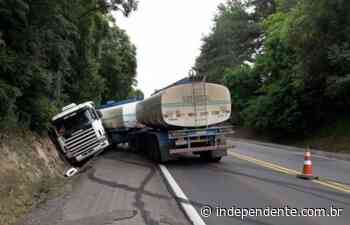 Caminhão carregado com óleo vegetal sai de pista, em Soledade - independente