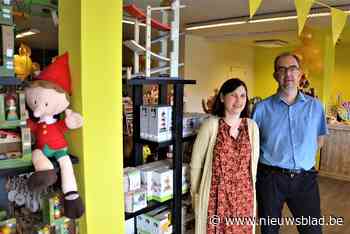 Midden in het web van talloze online winkels openen Marijke en Stijn een echte speelgoedwinkel in Lokeren: “Ouders houden ervan om spulletjes eens vast te houden voor ze iets kopen” - Het Nieuwsblad