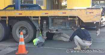 PRF aborda 350 caminhões e fiscaliza sistema de freios em Soledade - Rádio Studio 87.7 FM | Studio TV | Veranópolis