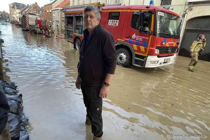 Dorpje tussen twee stromen voor het eerst in 30 jaar weer getroffen door overstroming: enkele woningen krijgen water binnen