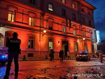 Questura e Carabinieri, a Cuneo si illuminano di arancione per "Orange the world", contro ogni forma di violenza - TargatoCn.it