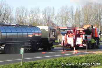Autosnelweg lang afgesloten nadat vrachtwagen tegen signalisatiewagen botst