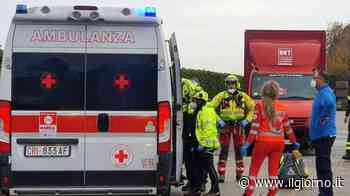 Incidente sul lavoro a Lecco, netturbino schiacciato tra furgoncino e cancello - Il Giorno
