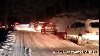 Lagdei, strada innevata e traffico bloccato per un'ora - Gazzetta di Parma