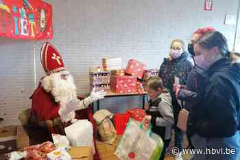 Sinterklaas deelt cadeautjes uit aan minderbedeelde kinderen in Bilzen - Het Belang van Limburg