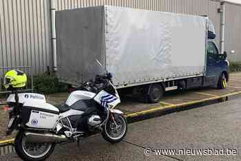 Overladen lichte vrachtwagen vervoert illegaal gevaarlijke stoffen, bestuurder slaat op de vlucht