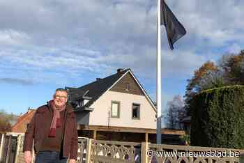 Grote zwarte vlag in voortuin door ongenoegen over bouwproject: “Ik zou me daar als burgemeester niet goed bij voelen”
