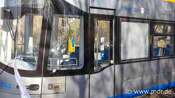 Unbekannter bewirft Tram mit Steinen und verletzt Fahrer - MDR