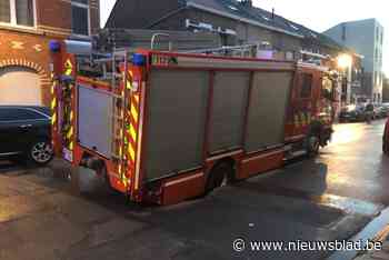 Brandweerwagen dreigt in zinkgat te verdwijnen