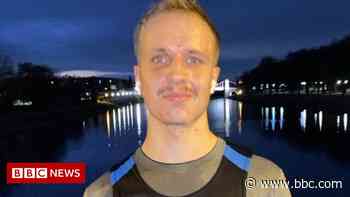 Nottingham Forest coach runs in support of Mick Harford - BBC News