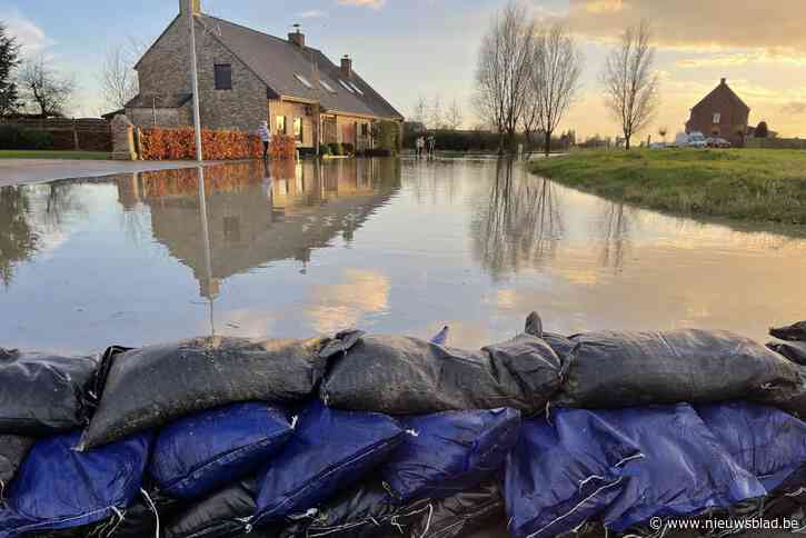 Zandzakjes van andere kant  van het land  aangevoerd om  dorp te beschermen tegen  “trage zondvloed”: “Alles moet via Stavele naar zee”