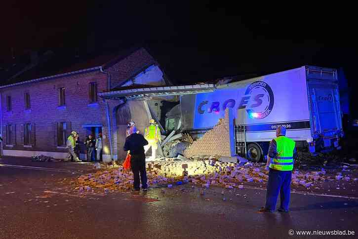 Vrachtwagen boort zich door garage in Mopertingen: “Het leek wel een aardbeving”
