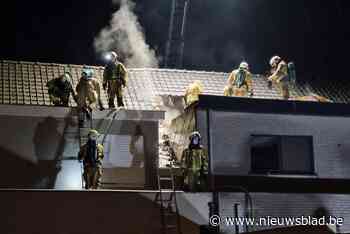 Buren klimmen op huis om brand te lijf te gaan: “We zagen het vuur uit het dak slaan”