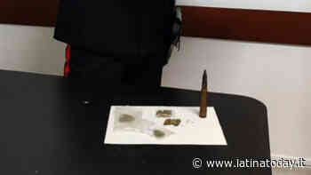 Formia, droga e un proiettile da guerra in casa durante la perquisizione: 21enne nei guai - LatinaToday