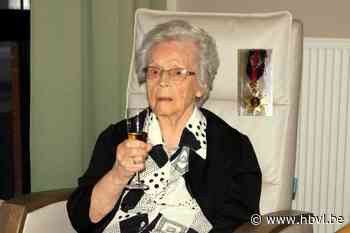 104-jarige Agnes krijgt eremedaille van Nationale Strijdersbond - Het Belang van Limburg
