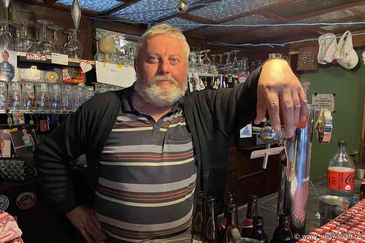 Al veertig jaar tapt Dirk (64) pintjes in café dat steeds meer op klein wielermuseum begint te lijken: “Het begon toen ik twintig foto’s in mijn bezit kreeg”
