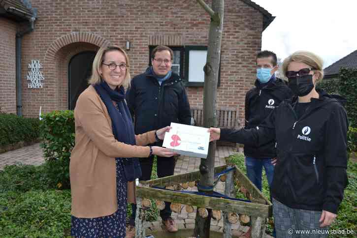 Hoofdinspecteur Bert en zijn collega Brenda brengen symbolisch warmte bij ouders die kind verloren: “Lovenswaardig dat politie drie jaar na Thomas’ dood nog aan ons denkt”