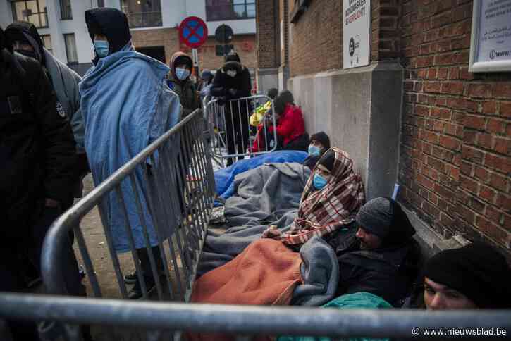 Steeds meer asielzoekers slapen op straat achter Klein Kasteeltje: “Wie uit de rij vertrekt, is zijn plaats kwijt”