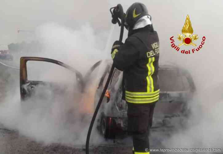 Assemini: a fuoco un'auto in transito nella statale 130, intervengono i vigili del fuoco - La Provincia del Sulcis Iglesiente