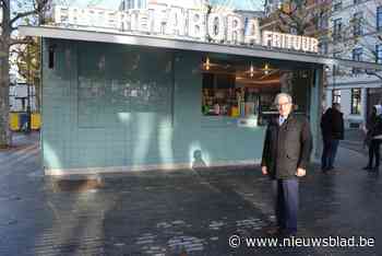 Eerste frietjes gebakken in ‘spiegelfrietkot’: “Deze constructie gaat helemaal op in de omgeving”