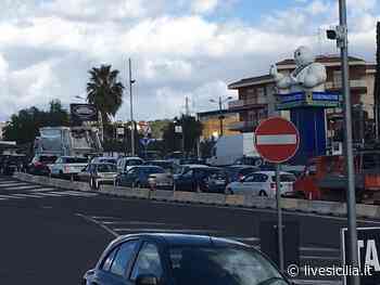 Gravina di Catania, auto a fuoco traffico in tilt anche in tangenziale - Live Sicilia