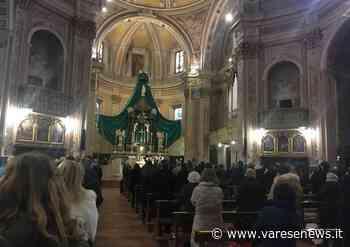 “Il vostro ricordo rimarrà nei nostri cuori”: l'addio di Samarate a Erica Mosca e Lorenzo Landenna - varesenews.it