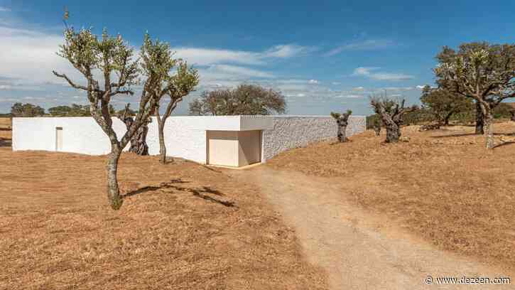 Promontorio references walled fortresses for holiday home in Portugal