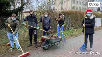 Pestalozzischule in Parchim: Achtklässler schwingen in der Sportstunde den Laubbesen | svz.de - svz.de