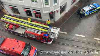 Sturm weht Putz und Ziegel von Hausdach