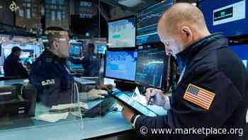 How will the coronavirus omicron variant affect the economy? - Marketplace.org